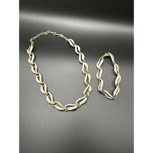 Vintage Coro Gold-Tone and White Jewelry Set Bracelet 7" Necklace 16"